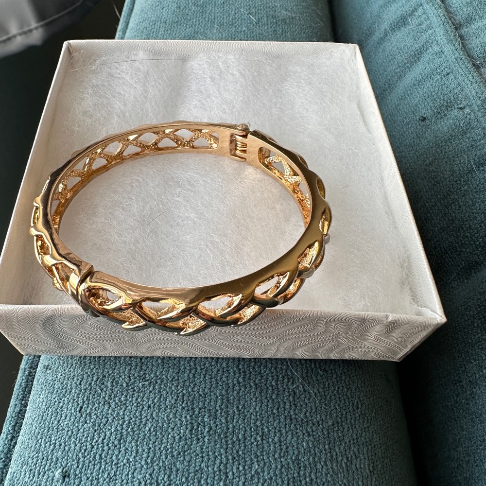 Elegant Gold Bracelet for Women